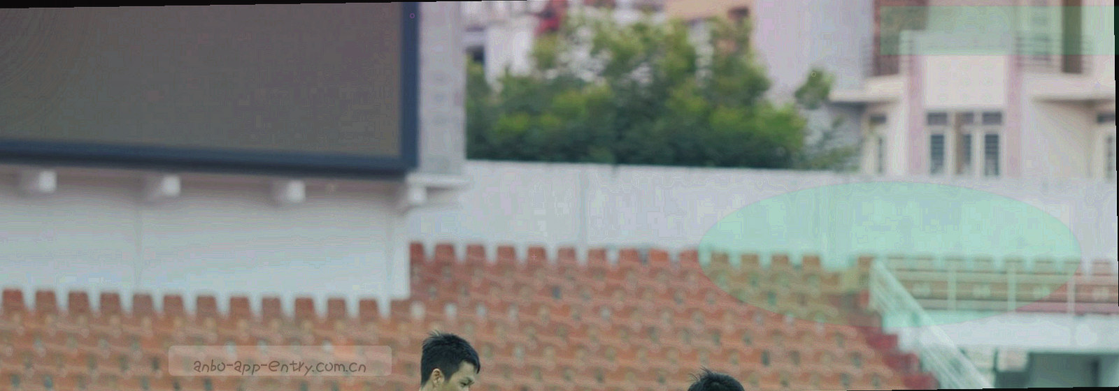 夜色球场边线灯带向远处延伸，长曝光留下连续光轨